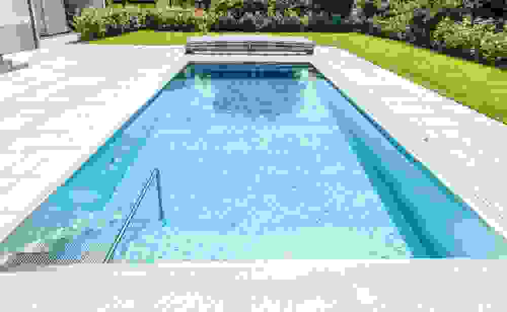 https://www.edelstahlpool.co.at/data/image/thumpnail/image.php?image=236/edelstahlpool_co_at_skimmerpool-18-b-fertigpool-aus-nirosta-8-meter-lang-skimmer-edelstahlpool-auf-terrasse-svoboda-metalltechnik_article_4401_2.jpg&width=820